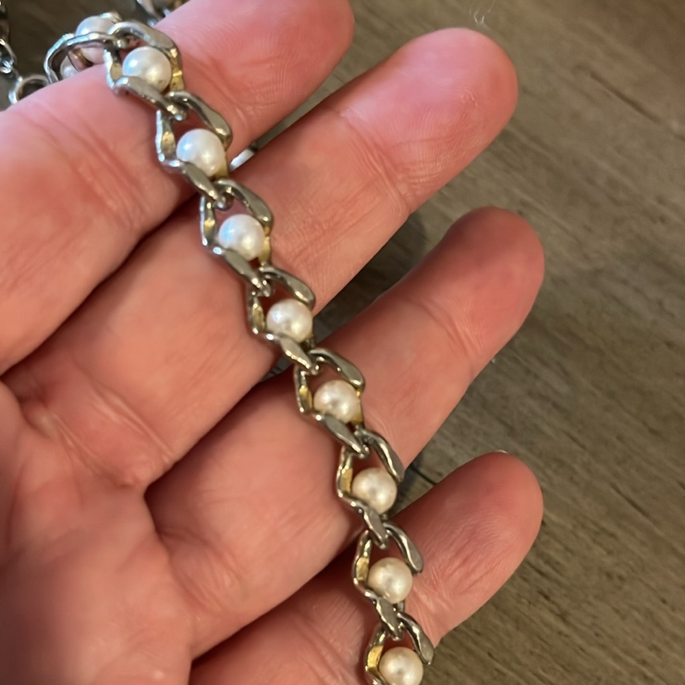 FASHION FAUX PEARL BEADED SILVER AND GOLD TONE CHAIN STATEMENT NECKLACE - Picture 3 of 7